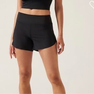 Athleta run with it short 3.5